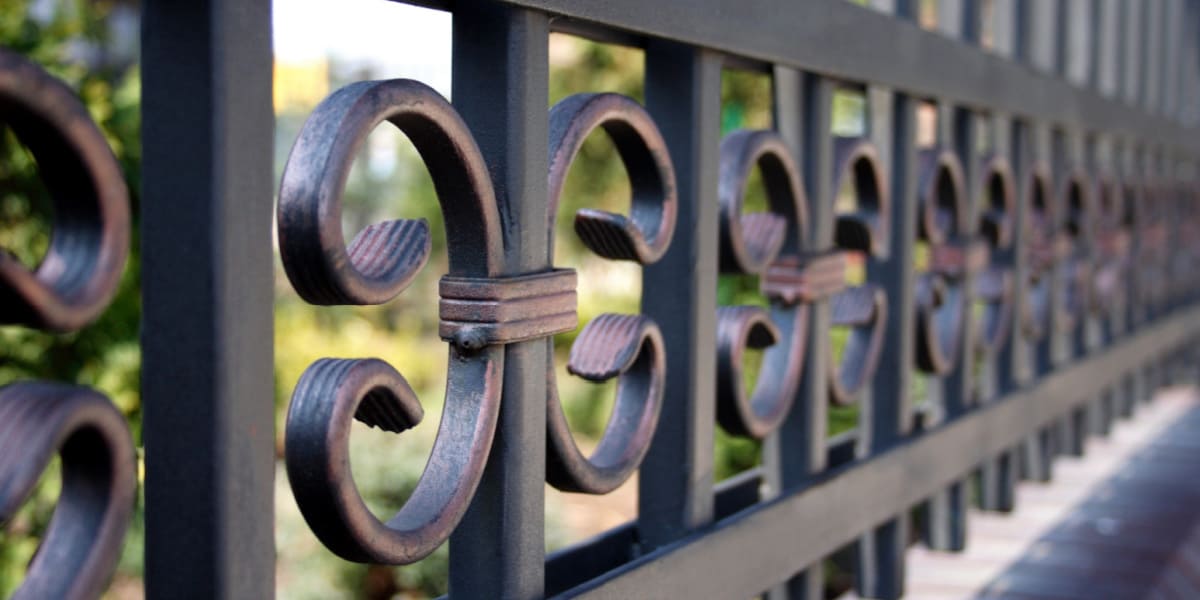 You are currently viewing Your 5 top questions about metal gates and railings, answered