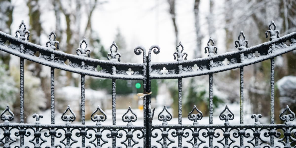 You are currently viewing How to clean your wrought iron metal gates in winter