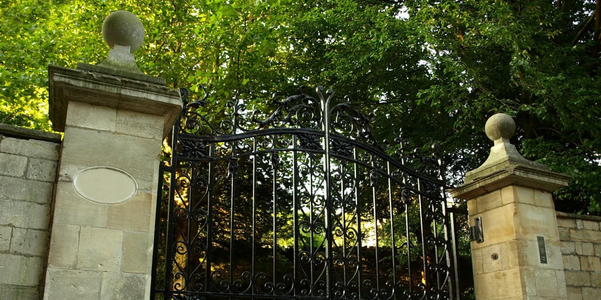 Read more about the article 3 gate motifs you’ve probably seen – and the history behind them