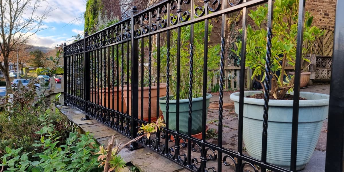 Read more about the article 5 reasons wrought iron gates are now made out of mild steel