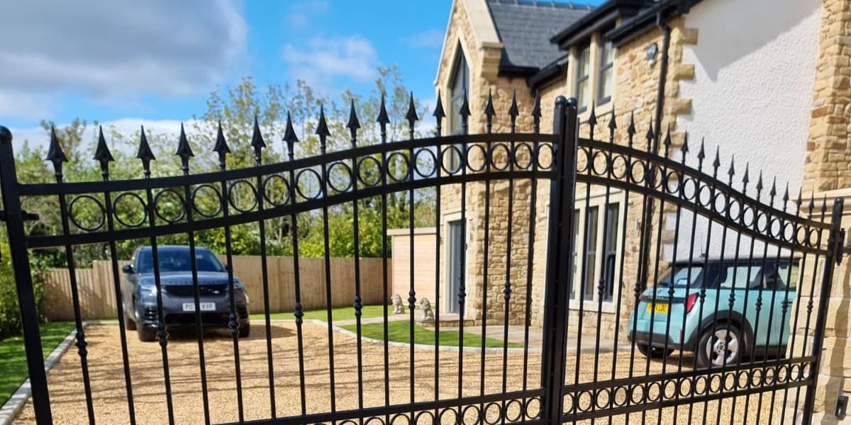Read more about the article The history of wrought iron: how ironwork shaped Victorian Britain
